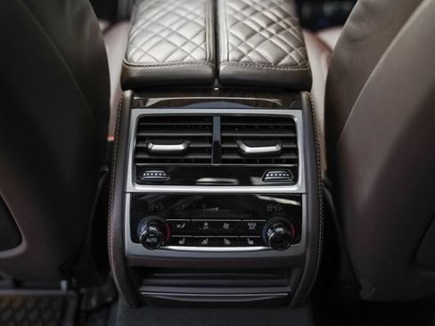 Used 2021 BMW 750i xDrive w/ Luxury Rear Seating Package AWD/4WD image 39