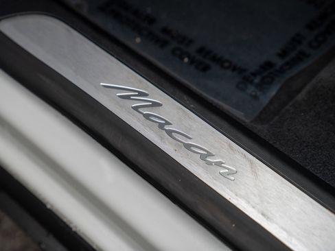 Certified 2025 Porsche Macan Electric image 12