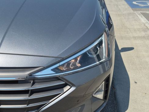 Used 2020 Hyundai Elantra SE w/ Winter Weather Package FWD image 12