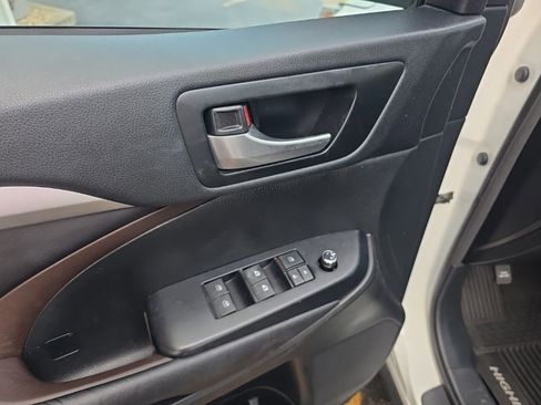 Used 2017 Toyota Highlander XLE image 16