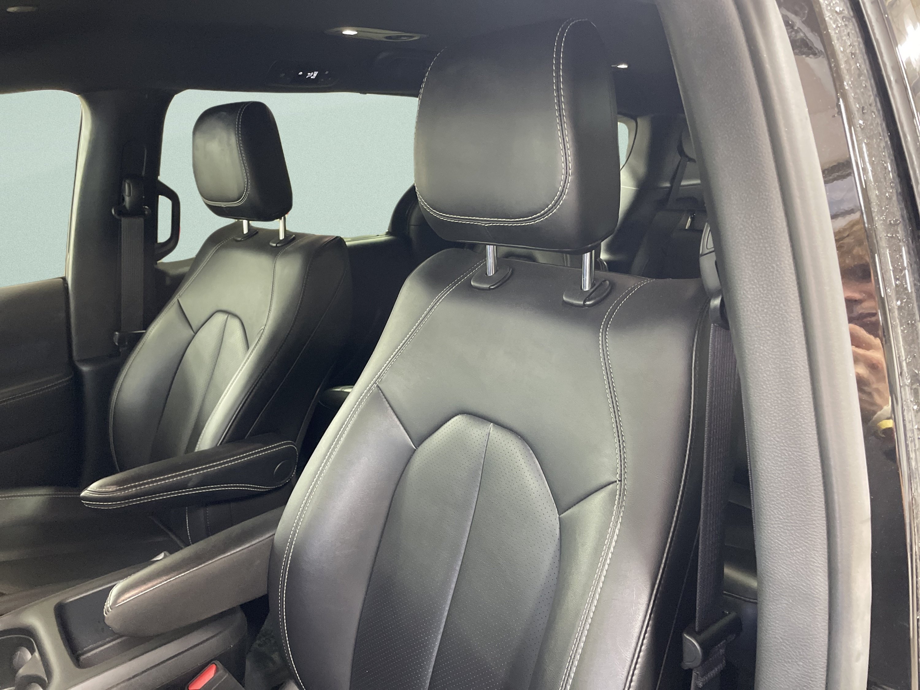 Used 2025 Chrysler Pacifica Select FWD image 14