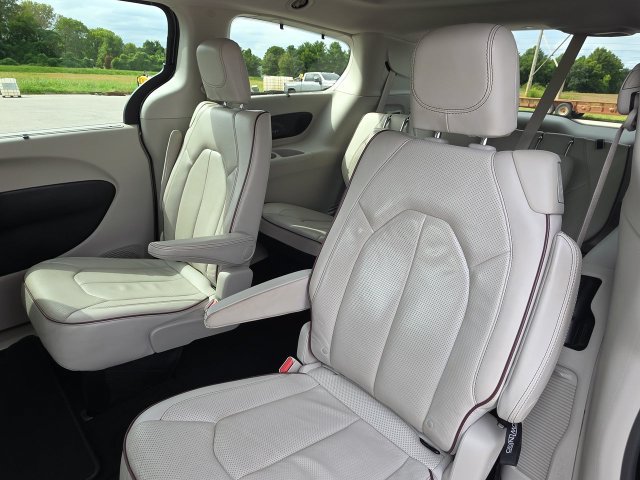 Used 2019 Chrysler Pacifica Limited w/ Advanced Safetytec Group FWD image 30
