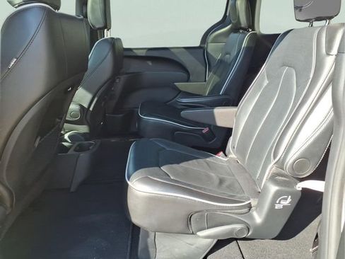 Used 2025 Chrysler Pacifica Limited image 23