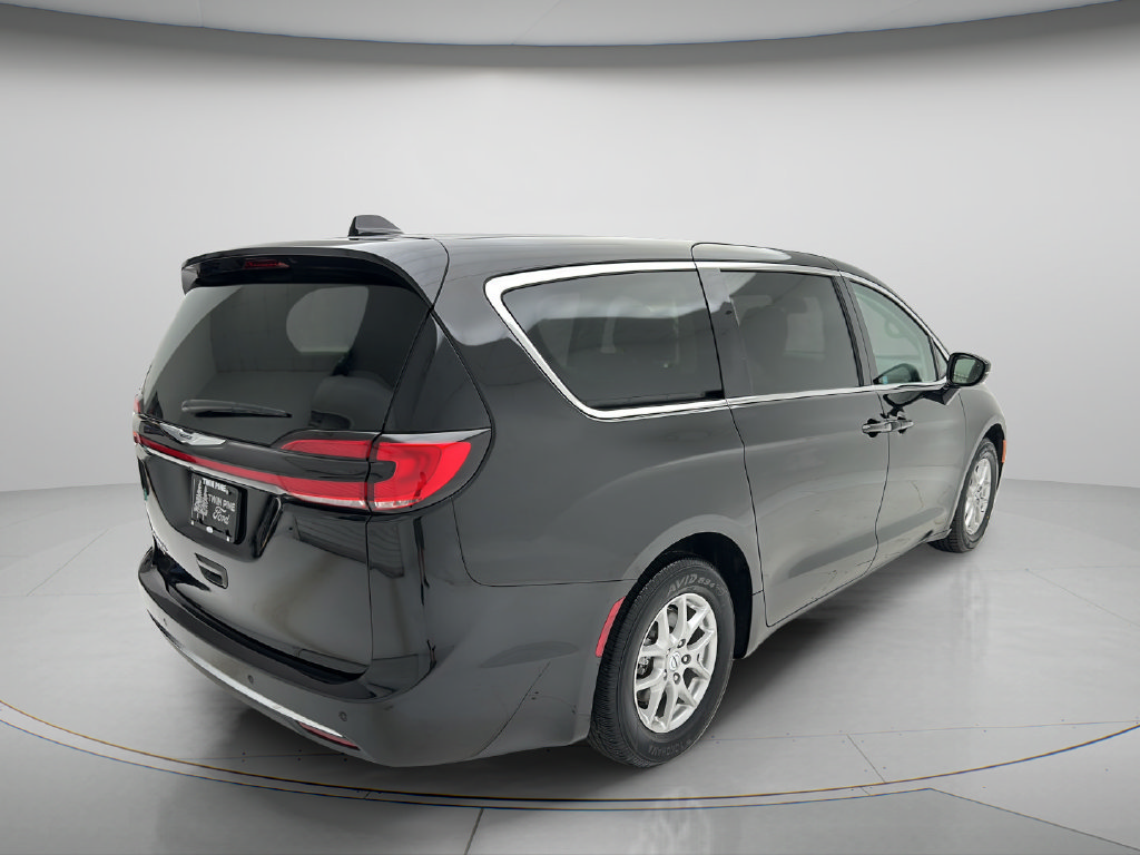 Used 2024 Chrysler Pacifica Touring-L FWD image 7