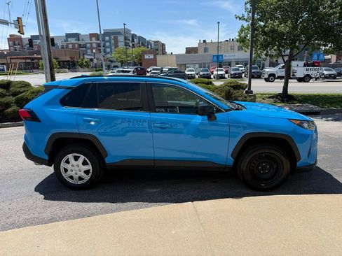 Used 2020 Toyota RAV4 LE FWD image 4