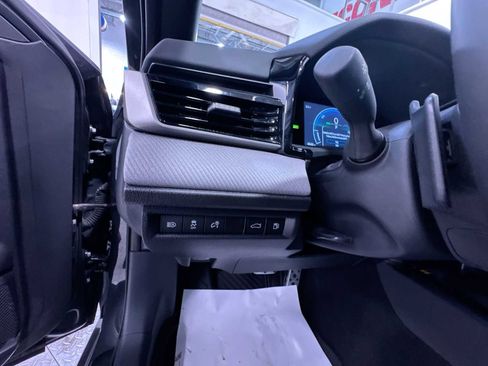 Used 2025 Toyota Camry SE w/ Convenience Package image 16