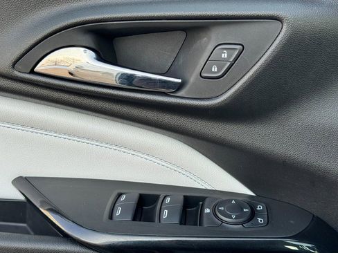 Used 2025 Chevrolet Trax LT w/ LT Convenience Package image 25