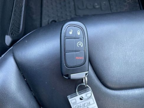 Used 2019 Jeep Cherokee Latitude Plus w/ Cold Weather Group AWD/4WD image 19