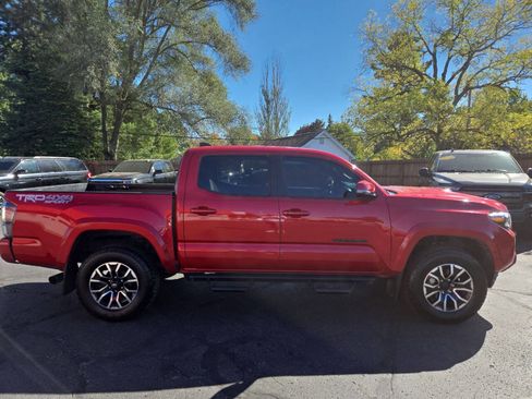Used 2022 Toyota Tacoma TRD Sport w/ Technology Package image 6