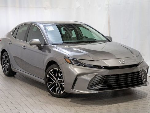 Used 2025 Toyota Camry XLE image 1