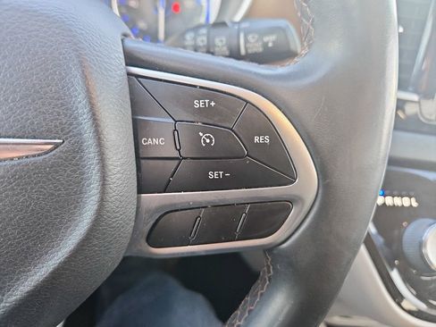 Used 2017 Chrysler Pacifica Touring-L image 15