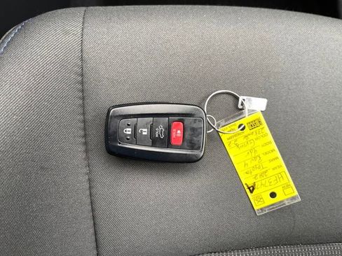 Used 2022 Toyota RAV4 SE image 28