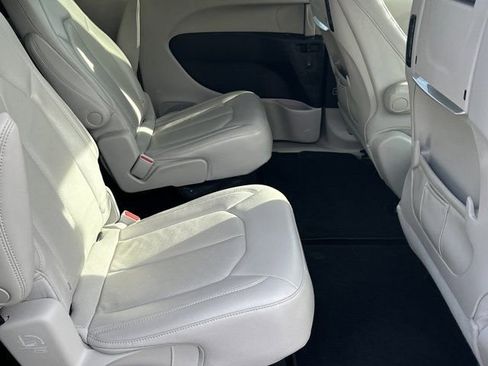 Certified 2021 Chrysler Pacifica Touring-L w/ Uconnect Theater Family Group image 20
