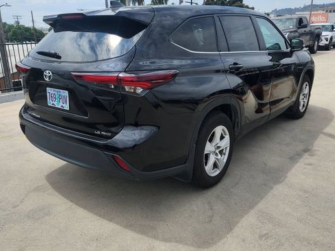 Used 2024 Toyota Highlander LE AWD/4WD image 7