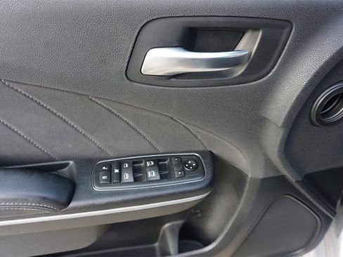 Used 2019 Dodge Charger SXT image 4