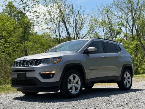 Used 2019 Jeep Compass Latitude w/ Popular Equipment Group AWD/4WD image 3