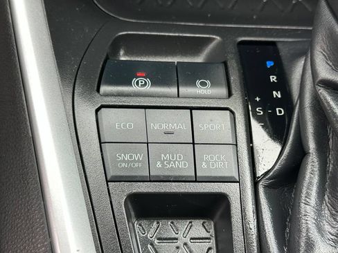 Used 2022 Toyota RAV4 XLE AWD/4WD image 30
