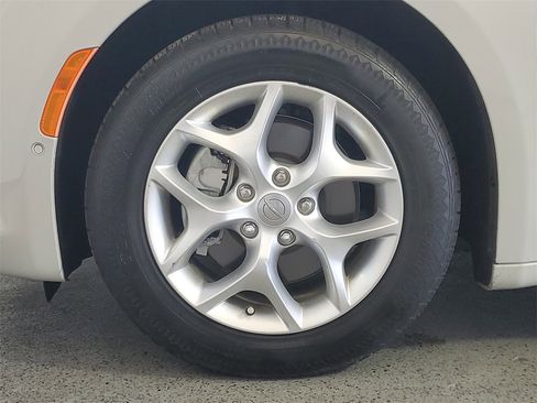 Used 2020 Chrysler Pacifica Touring-L Plus w/ Tire & Wheel Group image 8