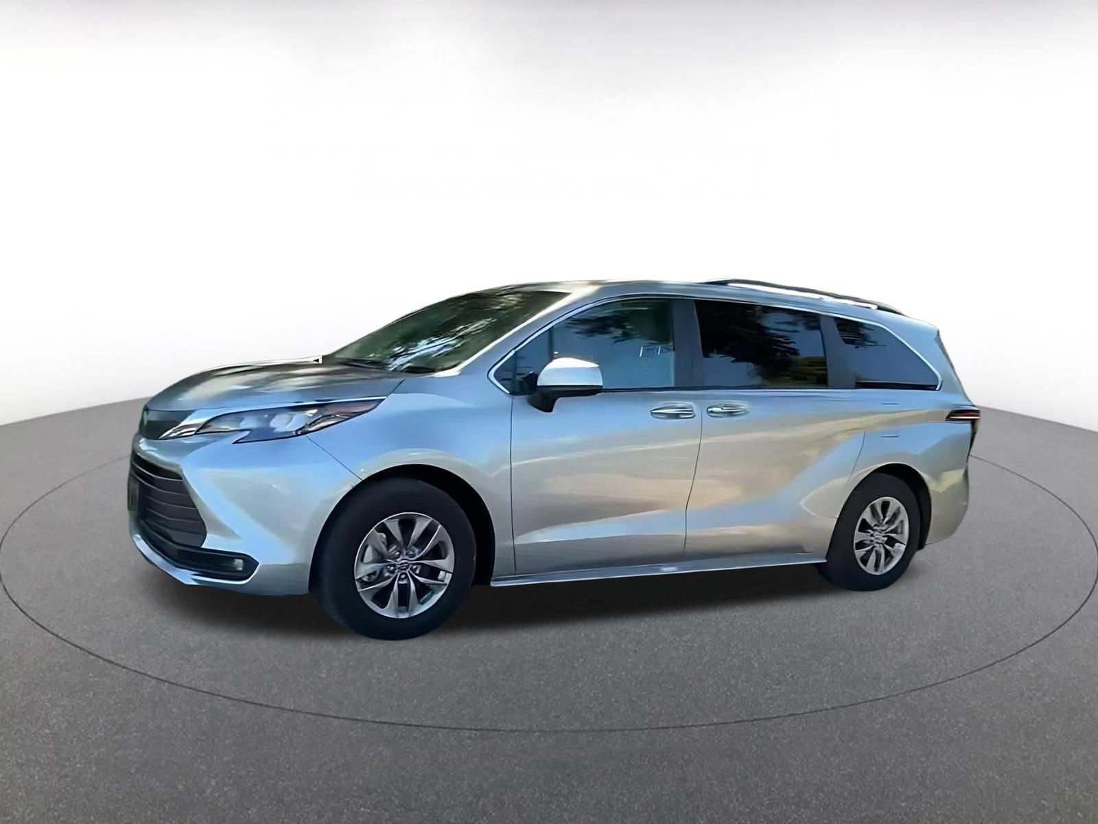 Used 2025 Toyota Sienna XLE FWD image 4