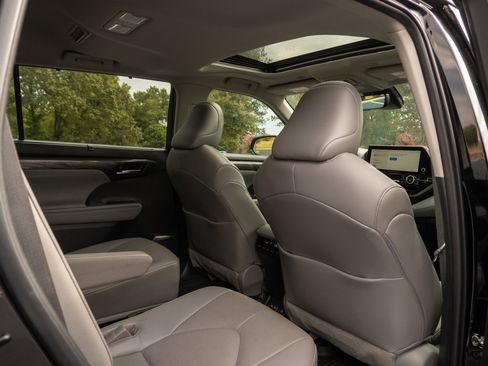 Used 2023 Toyota Highlander Limited FWD image 19