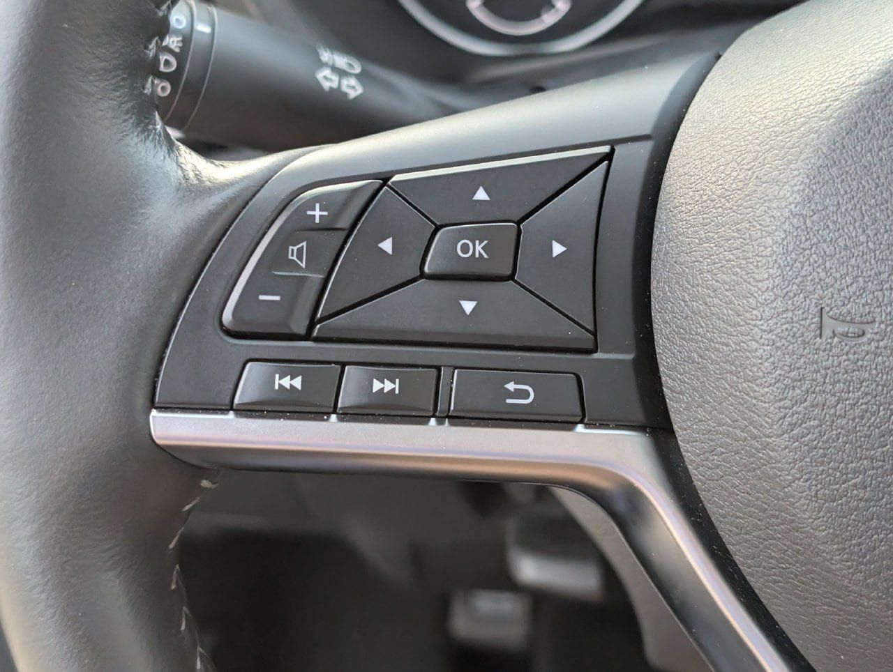 Used 2025 Nissan Sentra SV w/ SV Premium Package FWD image 21
