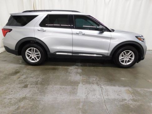 Used 2025 Ford Explorer Active w/ Active Comfort Package image 2