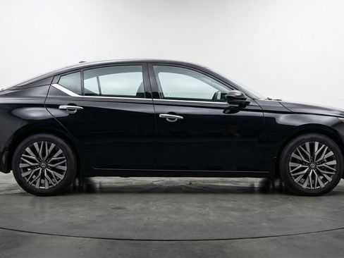 Used 2025 Nissan Altima 2.5 SV image 11