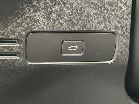 Used 2024 Volvo XC40 B5 Plus image 23