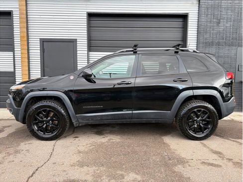 Used 2017 Jeep Cherokee Trailhawk w/ Comfort/Convenience Group image 6