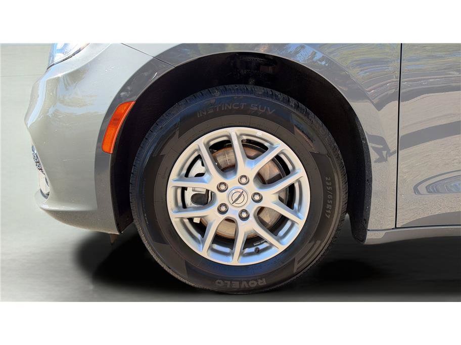 Used 2025 Chrysler Pacifica Select FWD image 13