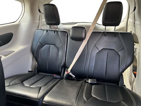 Used 2024 Chrysler Pacifica Touring-L image 6