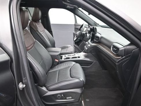 Used 2020 Ford Explorer Platinum w/ Premium Technology Package AWD/4WD image 32