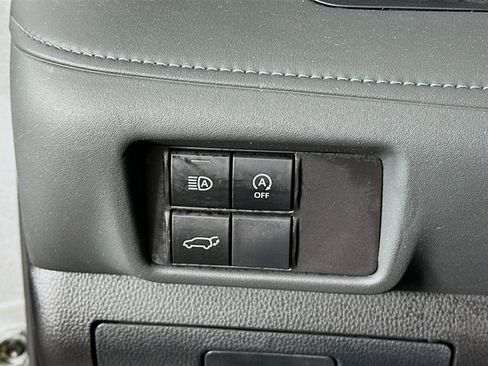 Used 2024 Toyota Highlander XLE FWD image 16