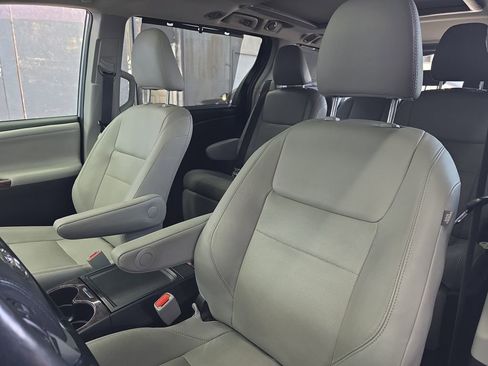 Used 2020 Toyota Sienna Limited Premium w/ Carpet Mat Package image 17