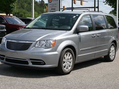 Used 2016 Chrysler Town & Country Touring FWD image 5