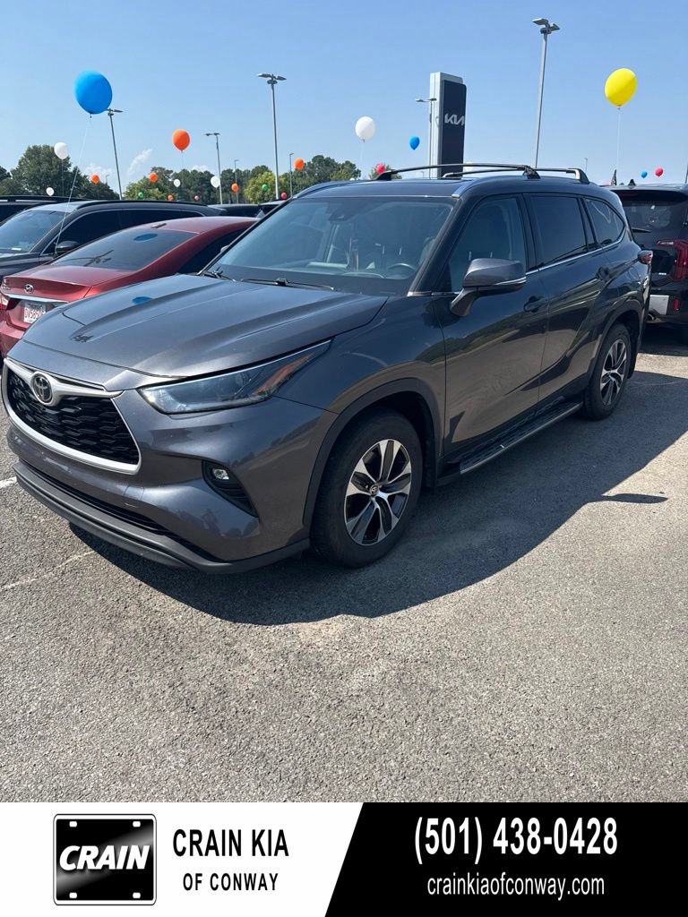 Used 2021 Toyota Highlander XLE FWD image 1
