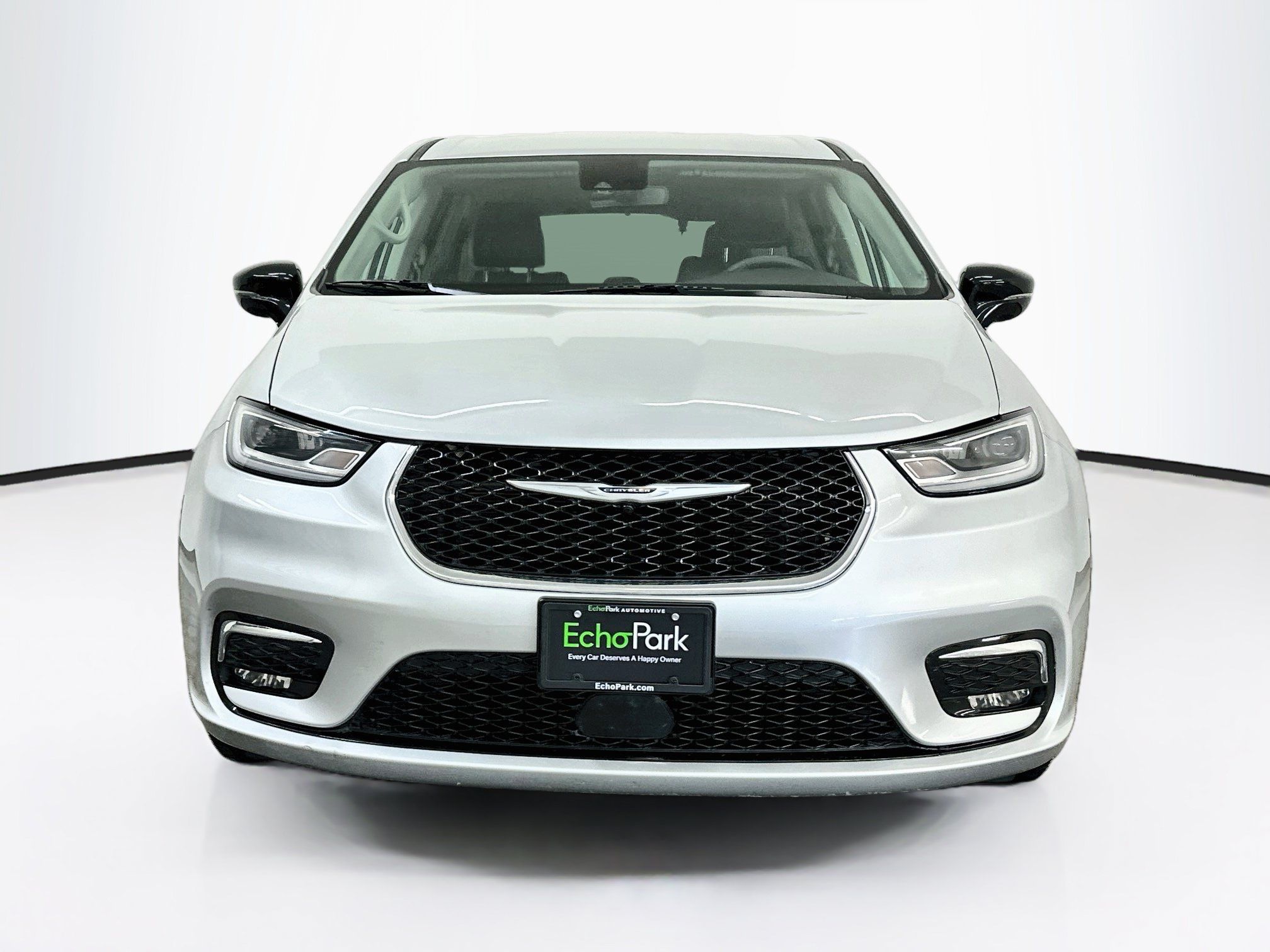 Used 2024 Chrysler Pacifica Touring-L FWD image 2