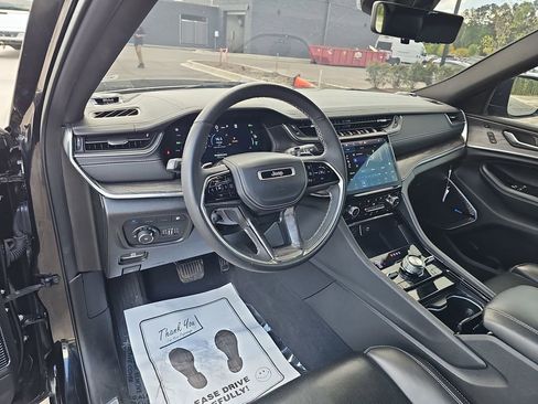 Used 2022 Jeep Grand Cherokee Overland w/ Luxury Tech Group IV AWD/4WD image 21