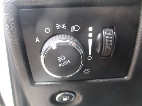 Used 2018 Jeep Grand Cherokee Limited image 19