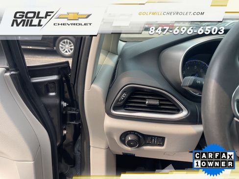 Used 2023 Chrysler Pacifica Touring-L FWD image 17