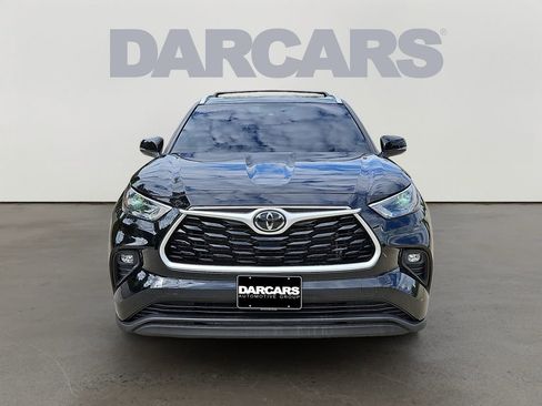 Used 2023 Toyota Highlander XLE image 2