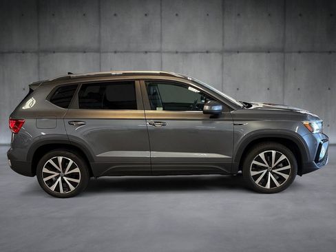 Used 2022 Volkswagen Taos SE w/ Panoramic Sunroof Package FWD image 6