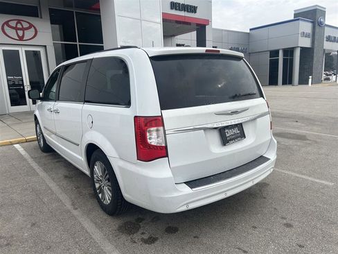 Used 2016 Chrysler Town & Country Touring-L w/ Driver Convenience Group image 15