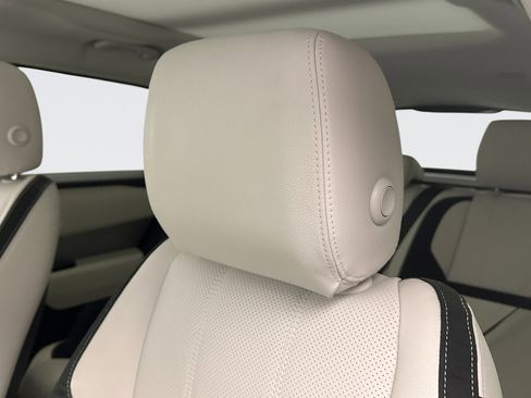 Used 2023 Land Rover Range Rover Velar R-Dynamic S image 8