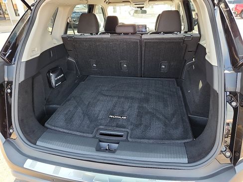 Used 2023 Nissan Rogue SV image 8