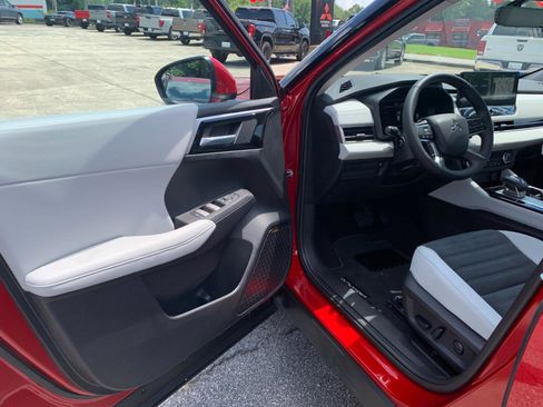 New 2025 Mitsubishi Outlander SE image 6