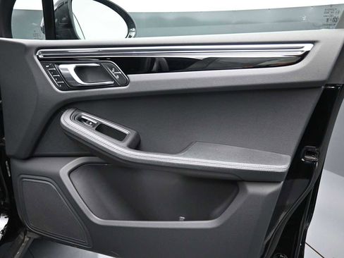 Certified 2024 Porsche Macan AWD/4WD image 19