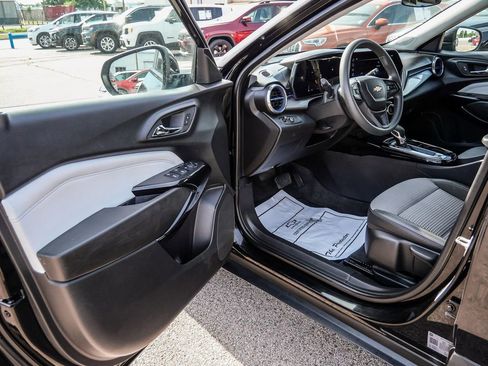 Used 2025 Chevrolet Trax LT FWD image 43