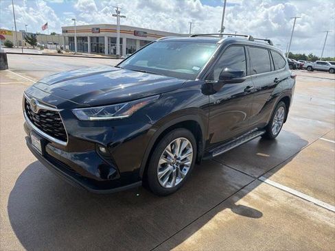 Certified 2025 Toyota Highlander Limited AWD/4WD image 1