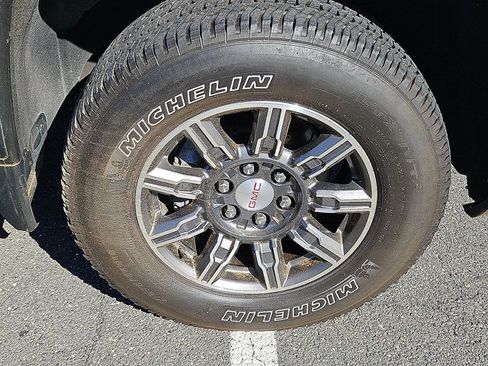 Used 2024 GMC Sierra 1500 AT4 w/ AT4 Premium Package AWD/4WD image 8